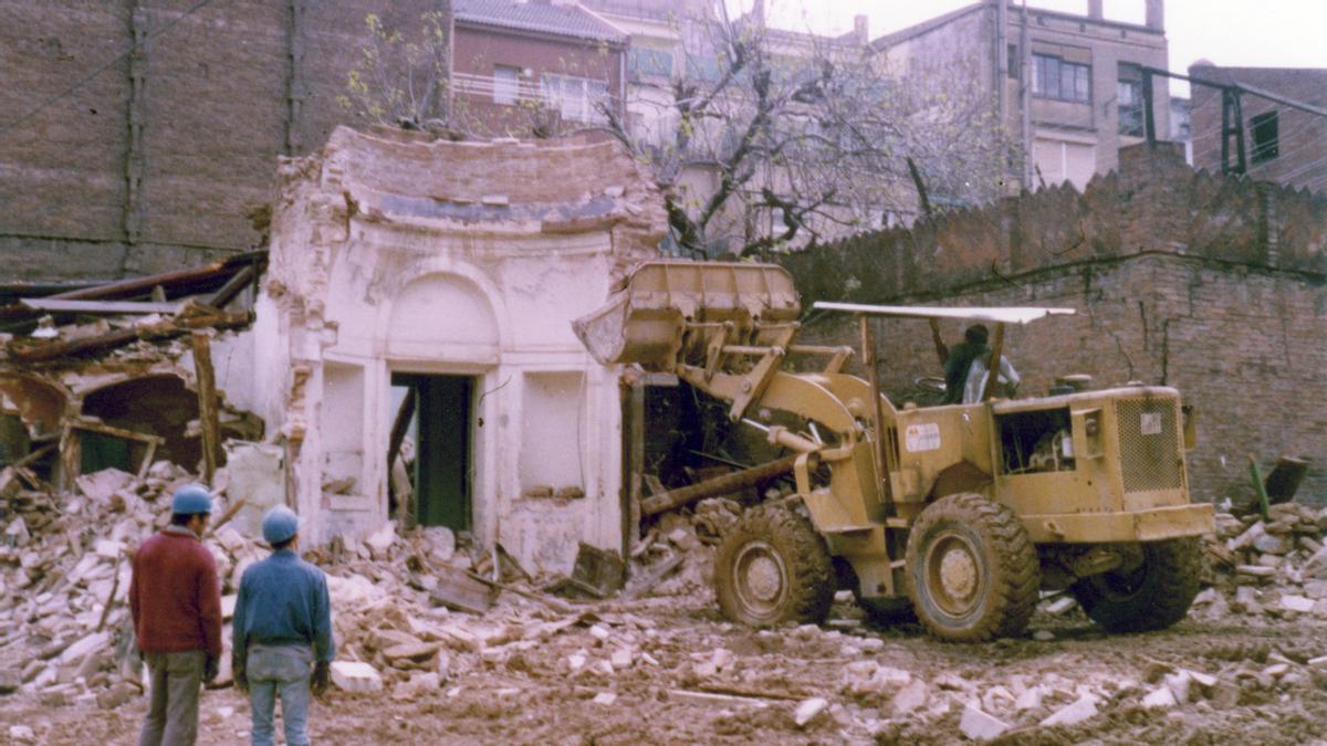 antiguo cementerio Reportatge sobre antic Cementiri de Gràcia.  “Edifici i capella de l'antic cementiri de Riera de Sant Miquel 39”. Josep Roca. 1982. Col·lecció Club Excursionista de Gràcia. AMDG. Número de registre 480216