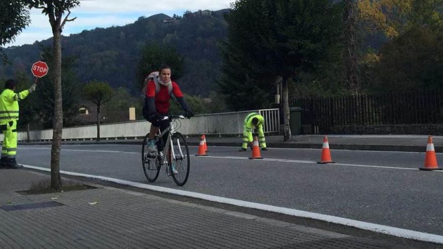 Instalación de un paso de peatones en Prestín, ayer.