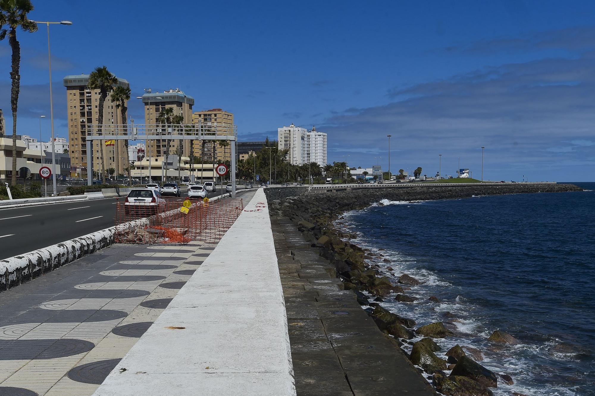 Obras para arreglar el socavón de la Avenida Marítima