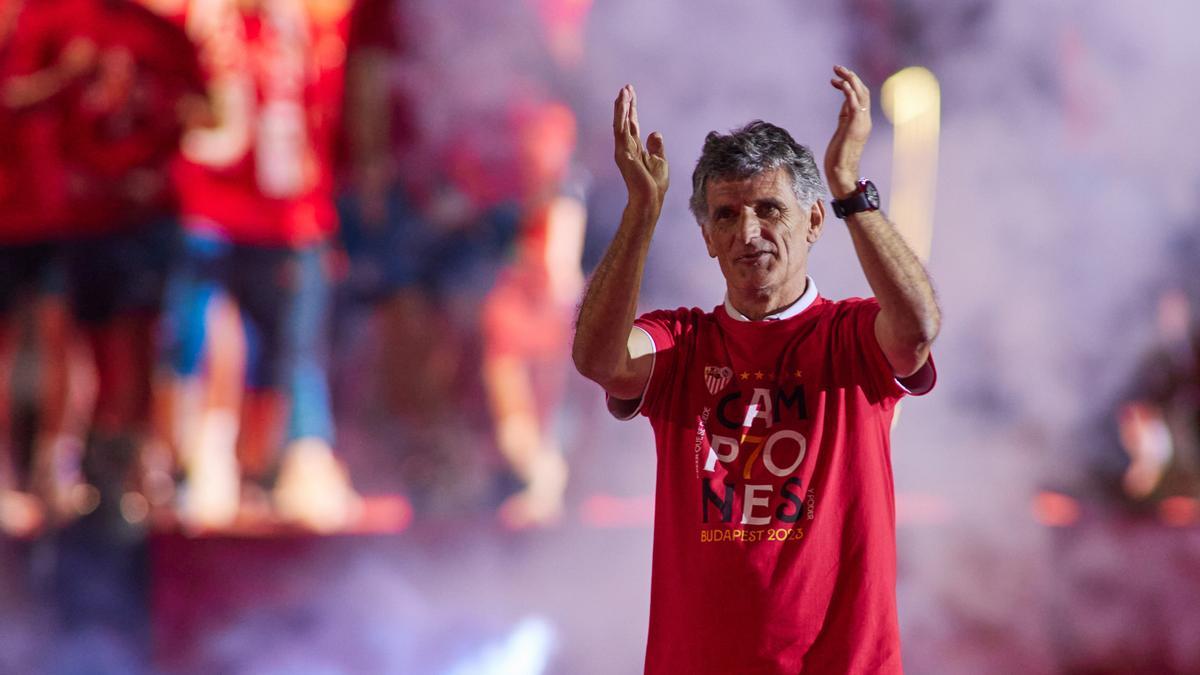 El técnico vasco José Luis Mendilibar celebra la Europa League 2022-2023.