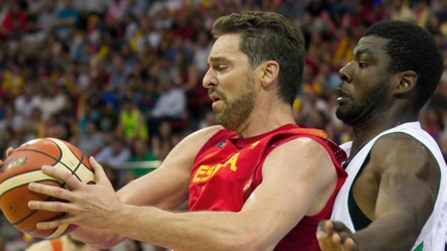 Pau Gasol en una jugada contra el marfileño Hima.