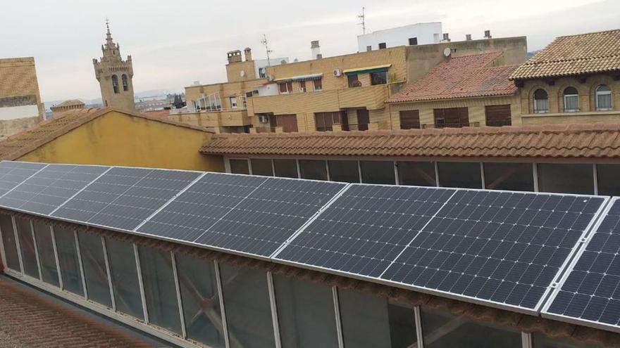 Paneles solares instalados en la estructura del edificio que alberga el centro cívico. |