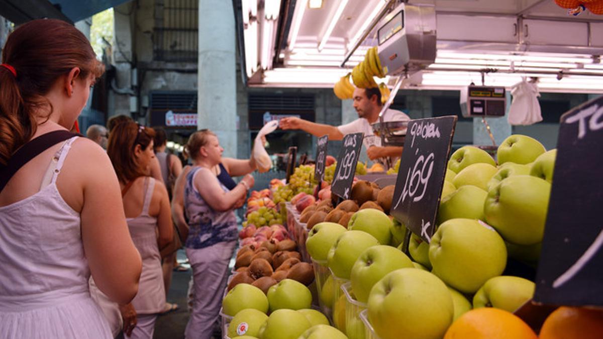 Una parada de frutas en el mercado de la Boqueria, en Barcelona.