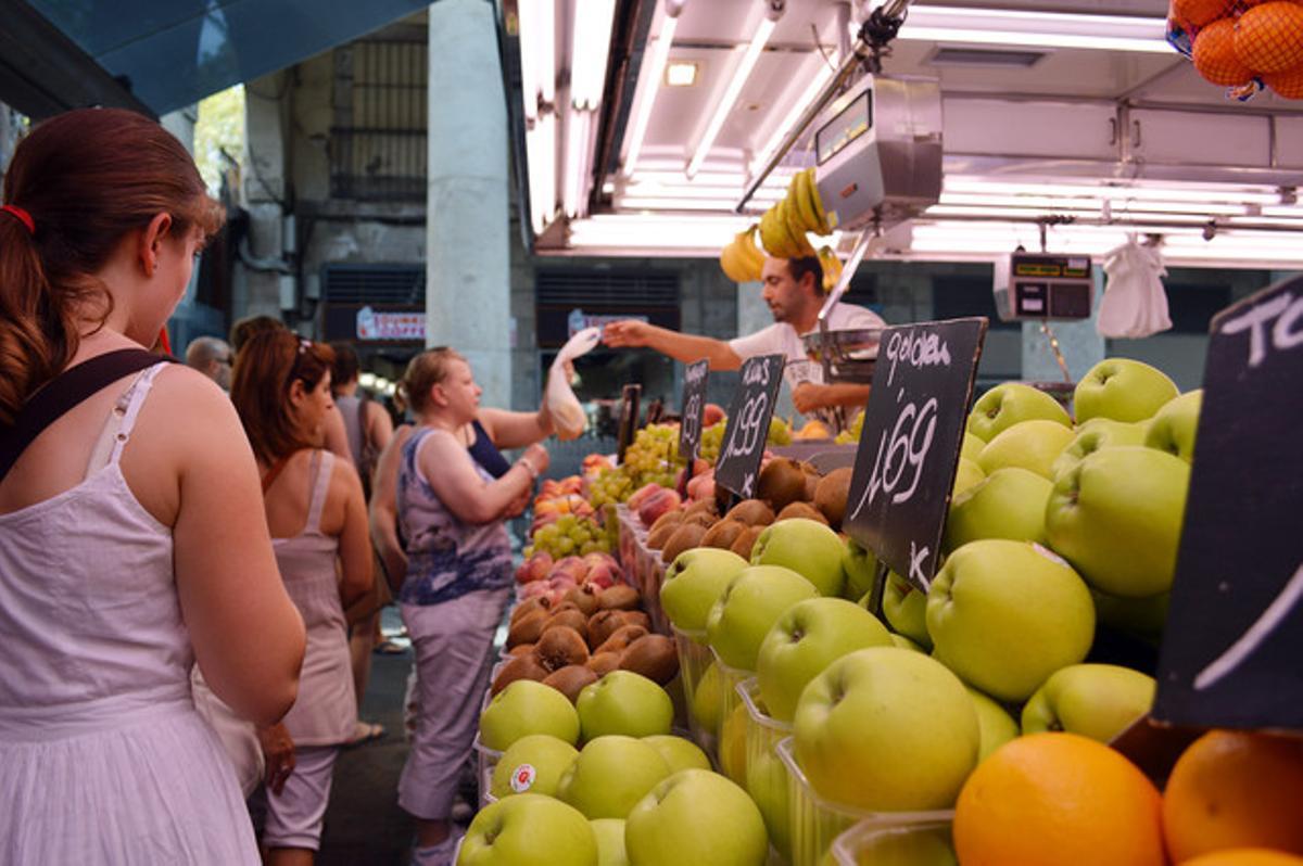 Una parada de frutas en el mercado de la Boqueria, en Barcelona.
