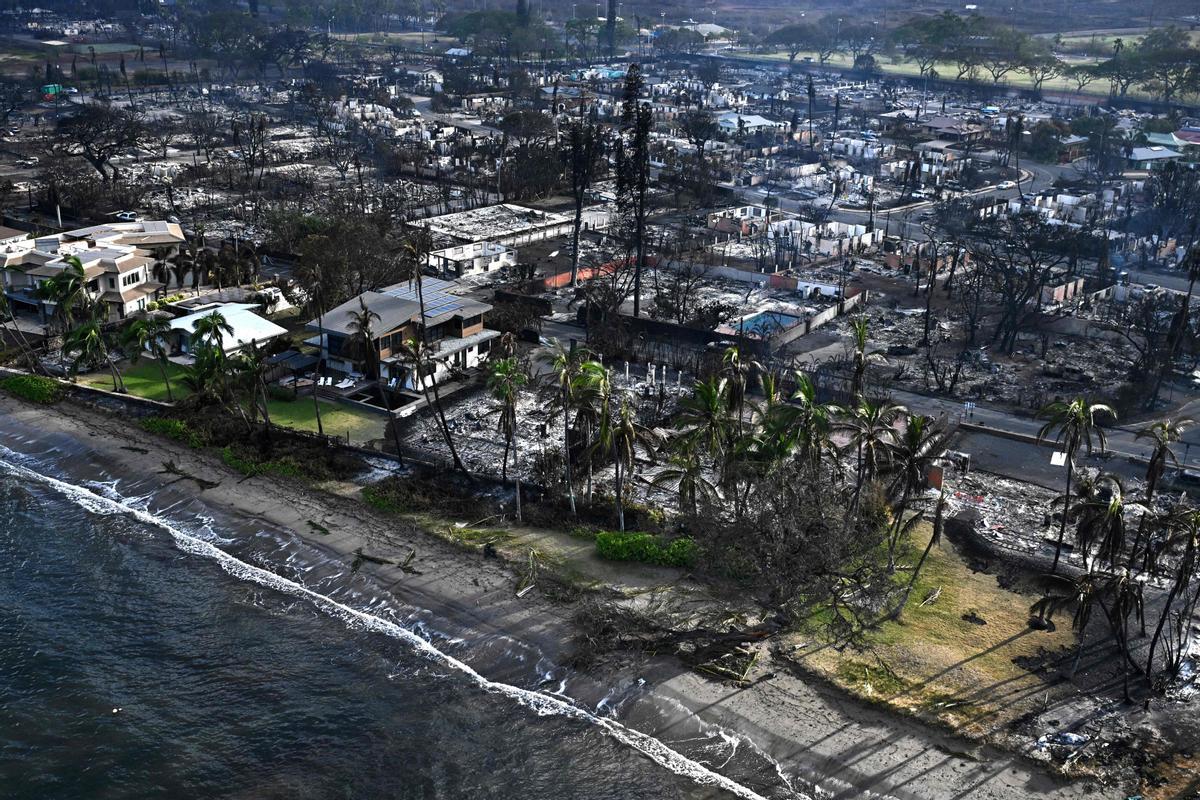 El fuego destruye la localidad de Lahaina, en Hawái