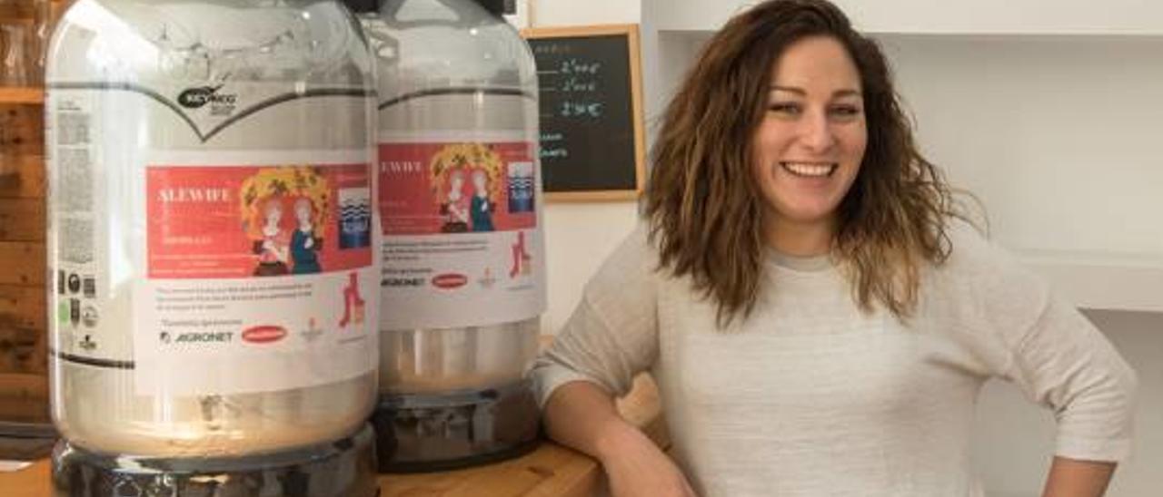 Mayte Pardo junto a unos barriles de la cerveza del día de la mujer en Altea.