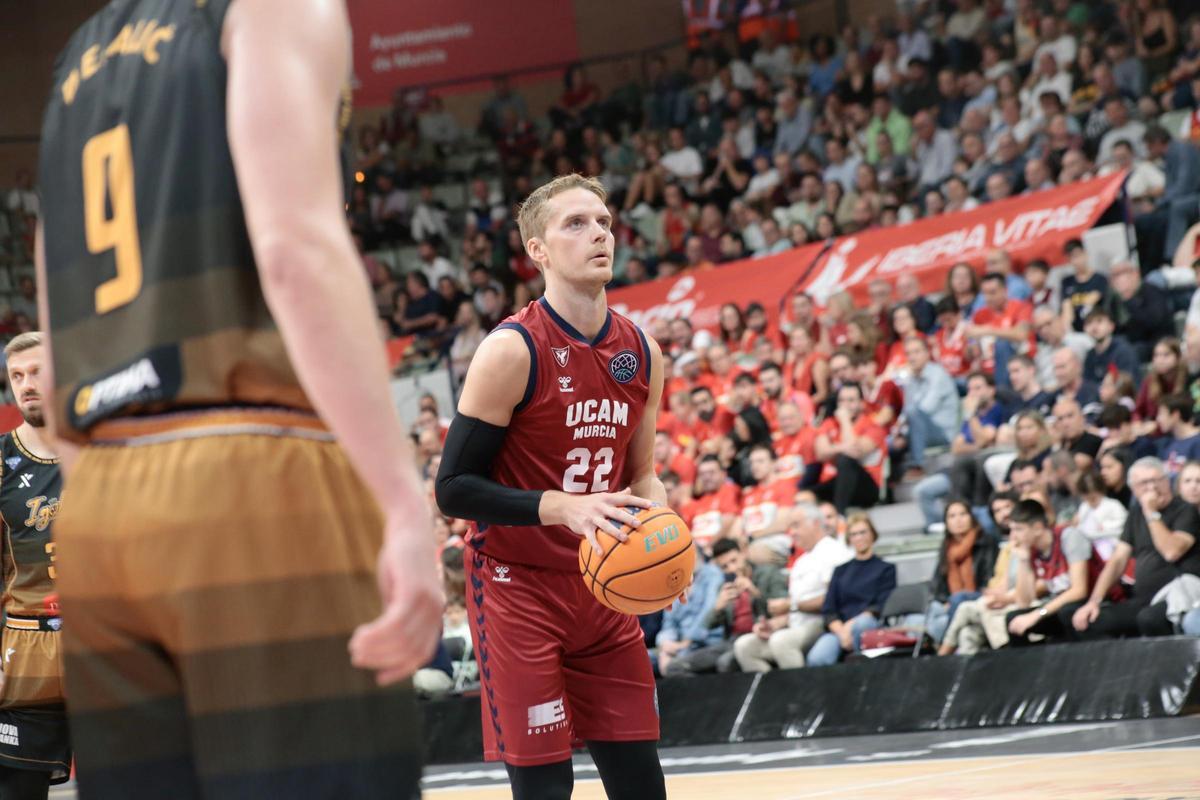 Hakanson, antes de lanzar un tiro libre frente a Igokea en Champions League