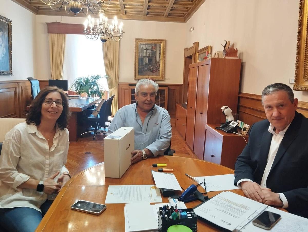 Reunión del alcalde Teodoro Díaz (centro) con el presidente de la Diputación, Javier Faúndez, y la diputada Amaranta Ratón