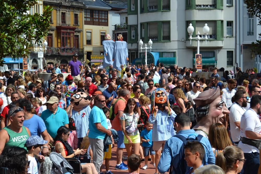 Tradicional desfile de gigantes y cabezudos en Luarca