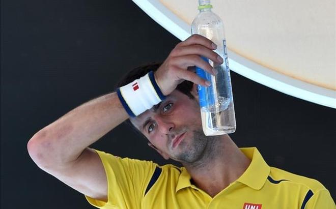 Novak Djokovic buscaba alivio durante los descansos. El calor era sofocante