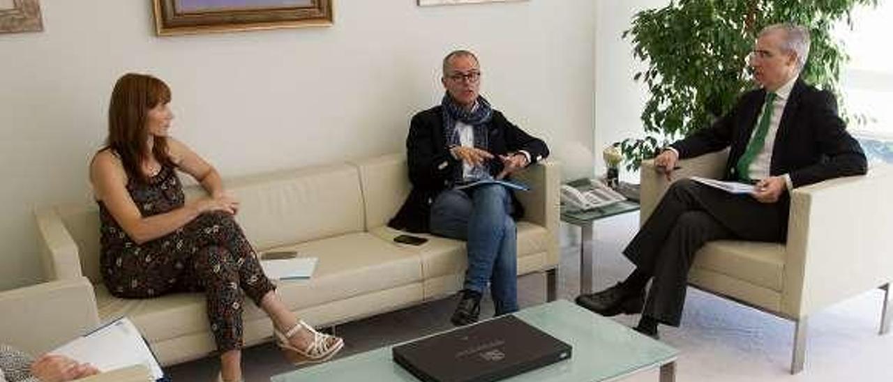 Marta Míguez, Jesús Vázquez y Francisco Conde, en la reunión. // FdV