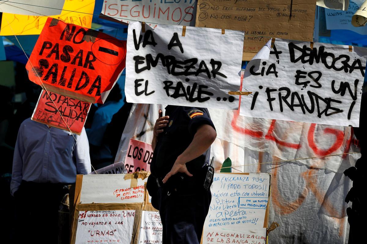 Imagen de algunas de las pancartas reivindicativas del 15-M en la Puerta del Sol.