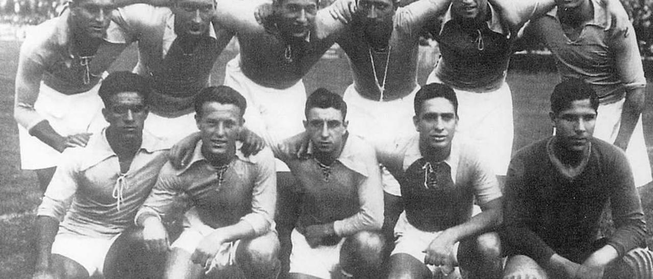 Una alineación del Real Oviedo de la temporada 1932-33. De izquierda a derecha, de pie: Chus, Galé, Lángara, Sirio, Mugarra y Calichi; agachados: Casuco, Gallart, Inciarte, Botella y Santander.