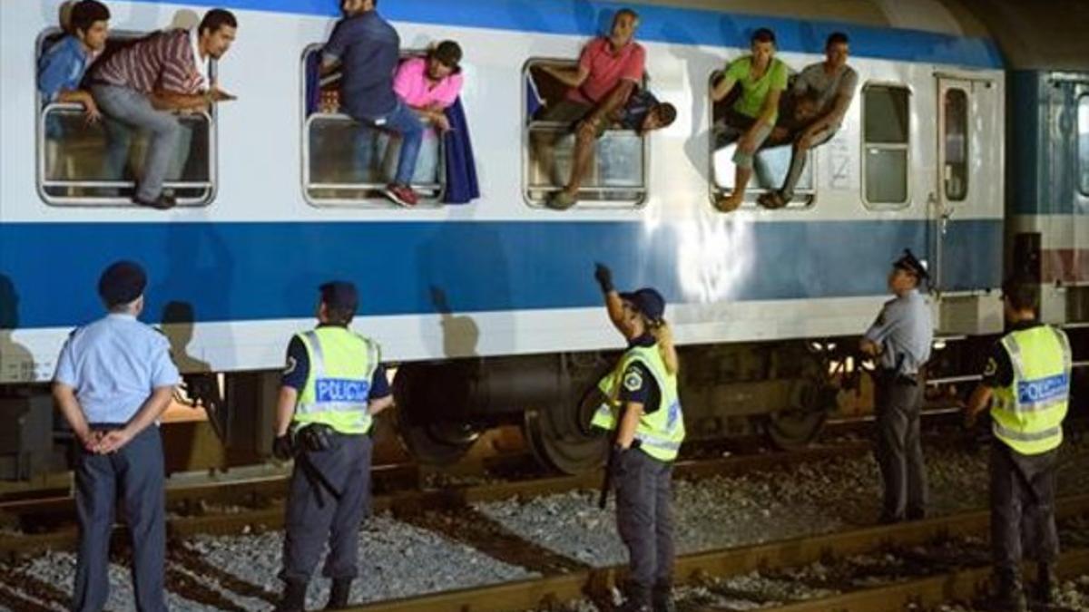 Refugiados en un tren en Dobova, cerca de la frontera esloveno-croata.