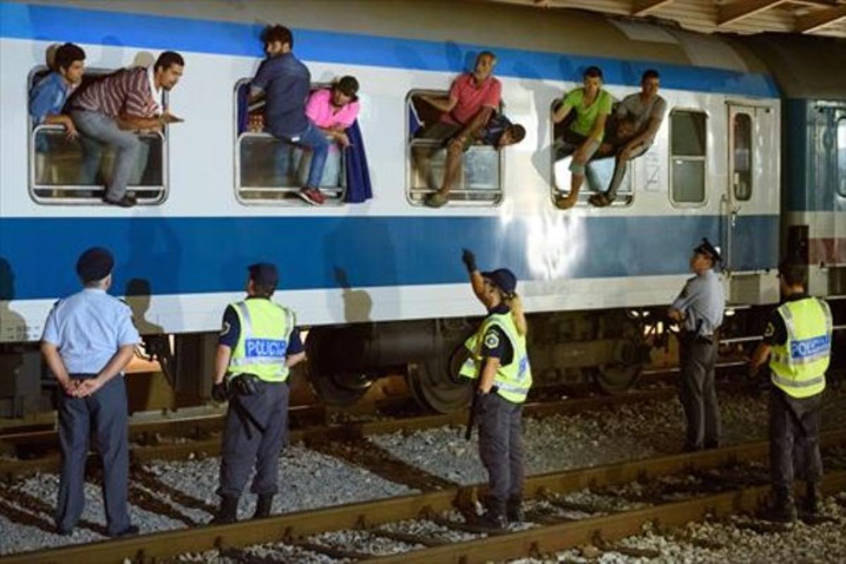 Refugiats en un tren a Dobova, a prop de la frontera esloveno-croata.