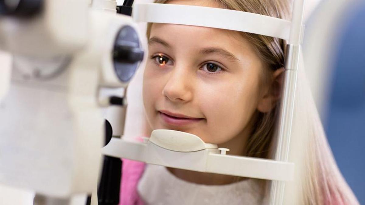 Una niña se somete a un control de miopía