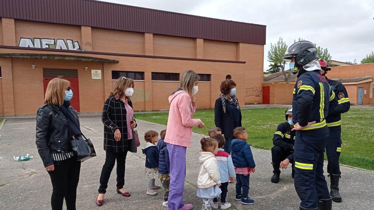 Visita de los bomberos y concejalas a la escuela infantil Pablo Montesino.