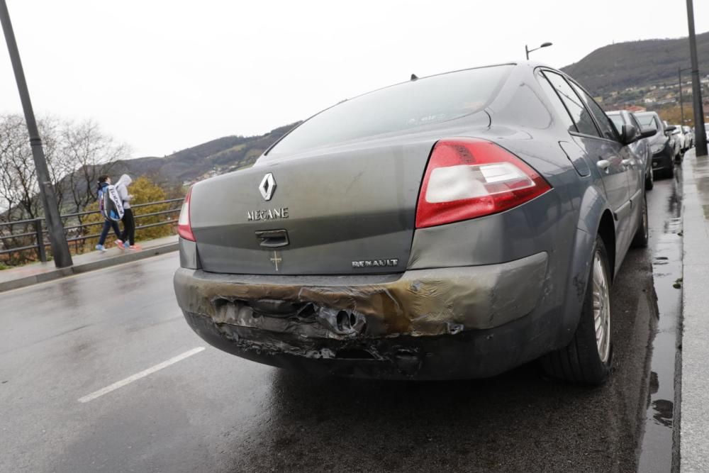 El estado de uno de los coches aparcados en las inmediaciones del accidente.