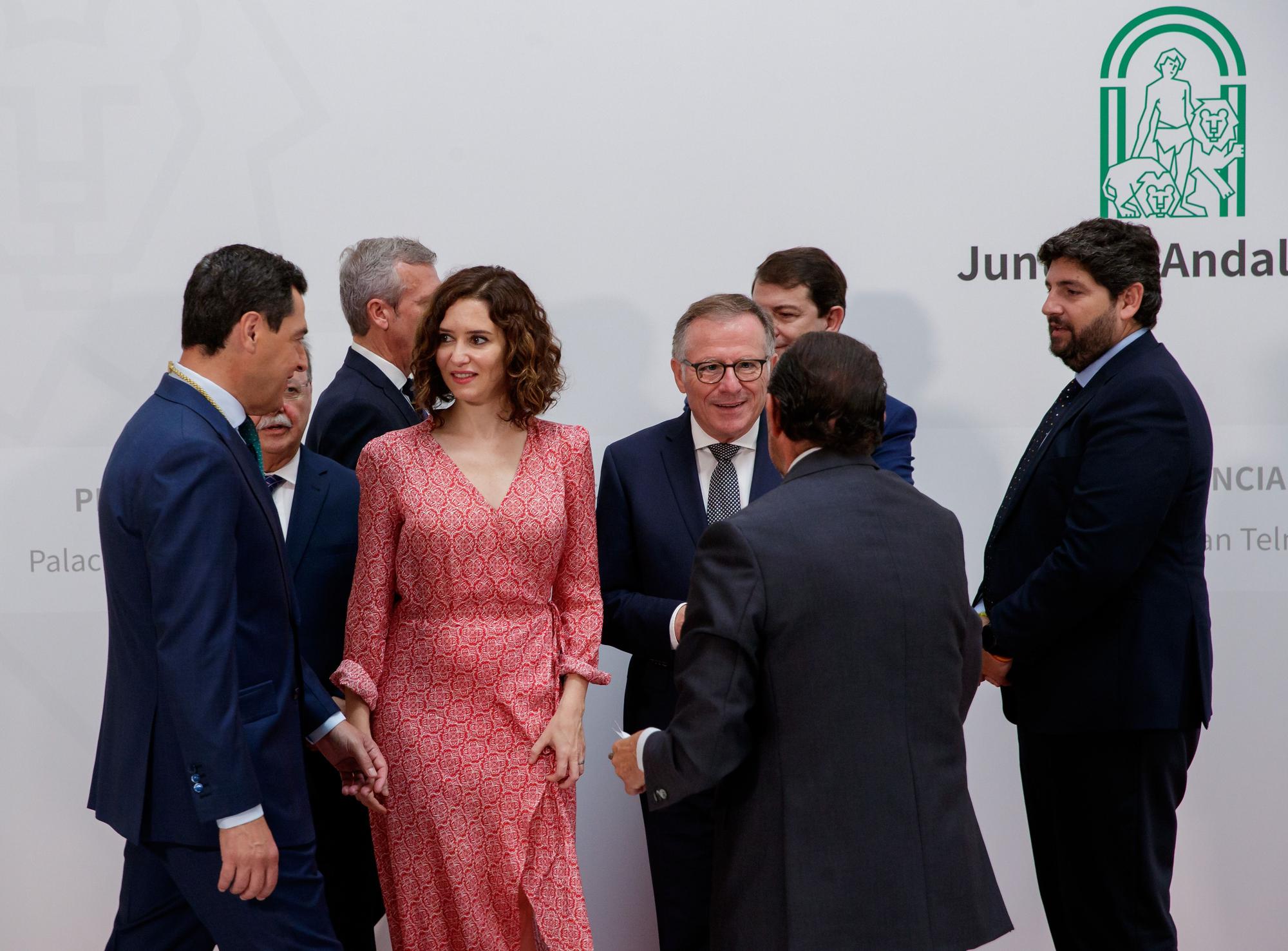 El presidente de la Junta de Andalucía, Juanma Moreno (i), con los presidentes autonómicos de La Comunidad de Madrid, Isabel Díaz Ayuso, y el de Murcia, Fernando López Miras (d), entre otros, en el Palacio de San Telmo de Sevilla.