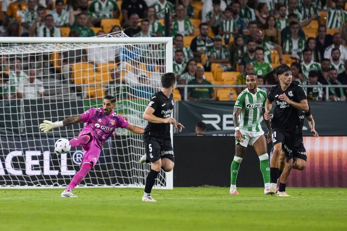 Alvaro Valles, durante el Betis-Real Sociedad de LaLiga EA Sports en La Cartuja