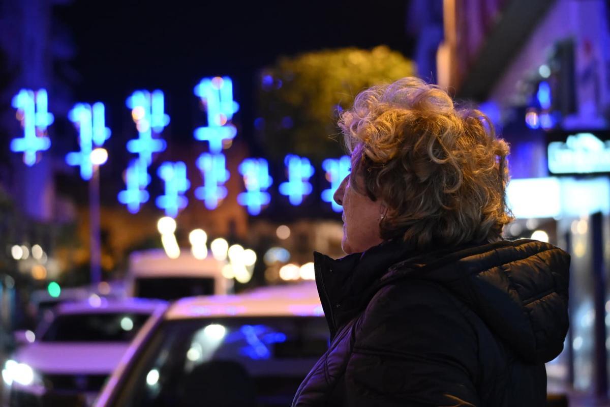 Una vecina con el alumbrado navideño de fondo