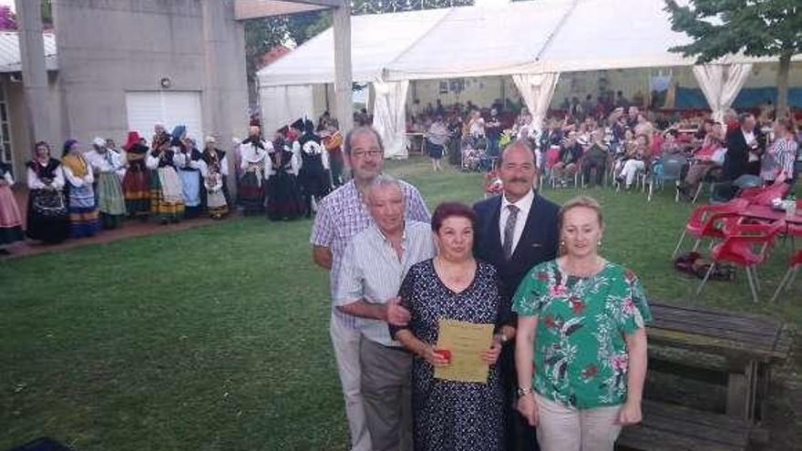 Por la izquierda, Manuel González-Posada, los homenajeados, Alberto Rodríguez y Elena Medina, en el prau de la fiesta.