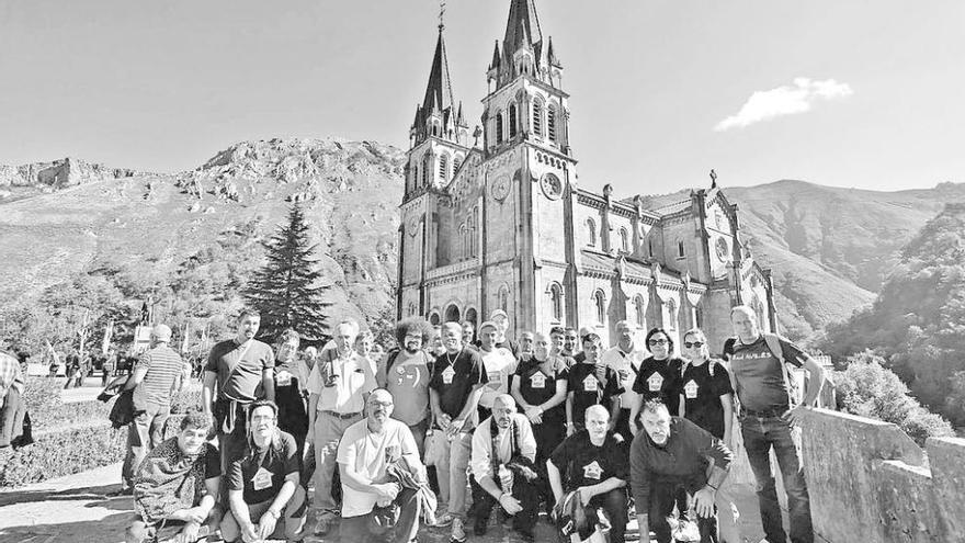 Los participantes en la marcha, delante de la basílica de Covadonga.