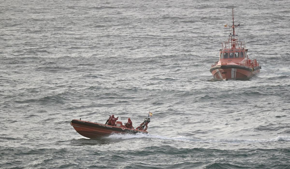 Equipos de rescate trabajan en el lugar de los hechos, tras el desplome de la pasarela los jóvenes cayeron al mar.