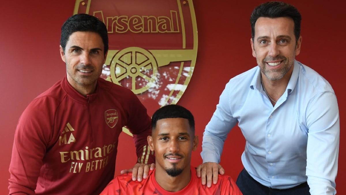 Willaim Saliba, flanqueado por Mikel Arteta y Edu durante su renovación con el Arsenal
