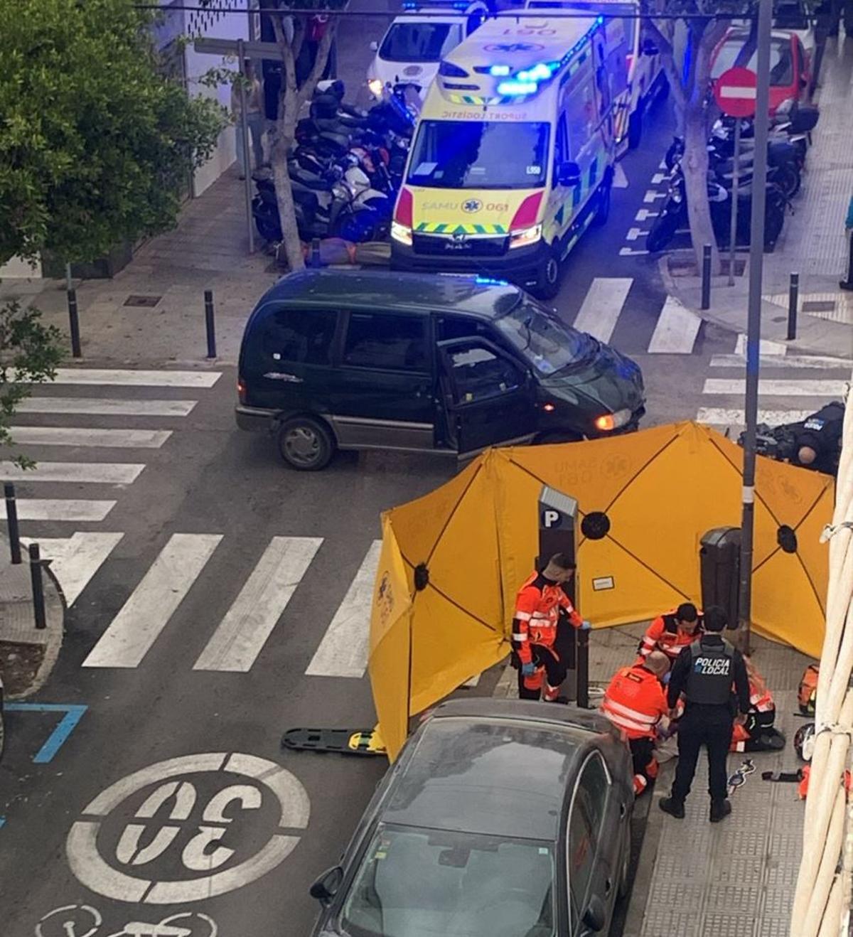 Un motorista herido tras el choque contra un coche en Ibiza