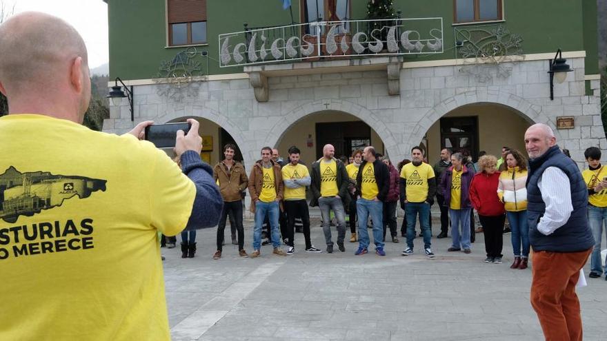 Los vecinos de Caso, contra el cierre de Alcoa