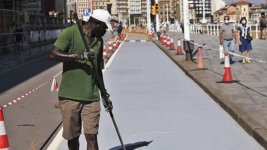 Un operario municipal, ayer, pintando el antiguo carril bici del Muro.