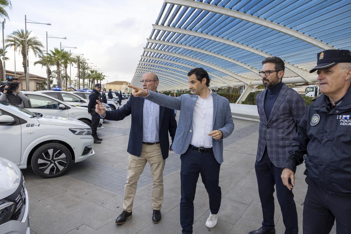 Presentación de los nuevos vehículos policiales en el paseo Vista Alegre de Torrevieja