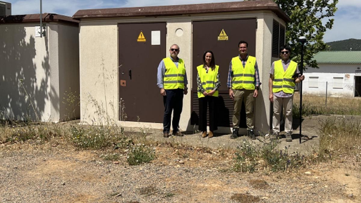 La vicerrectora de Campus, Amanda García, con el personal encargado de realizar las labores de levantamiento topográfico de en la zona de la Finca Experimental.