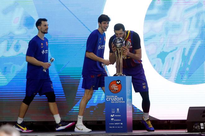 Nikola Mirotic besa el trofeo tras proclamarse campeón de la Copa del Rey 2021 de baloncesto con el FC Barcelona al imponerse al Real Madrid en la final disputada en el WiZink Center.