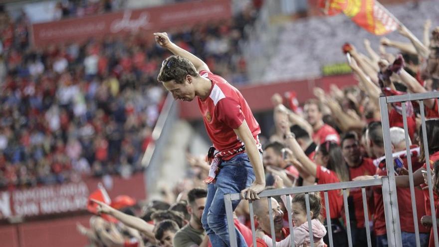 Un aficionado del Real Mallorca, este pasado jueves en Son Moix