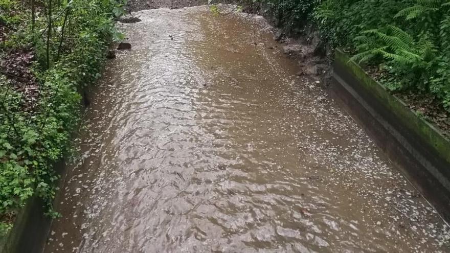 L&#039;aigua ja baixa per la sèquia.