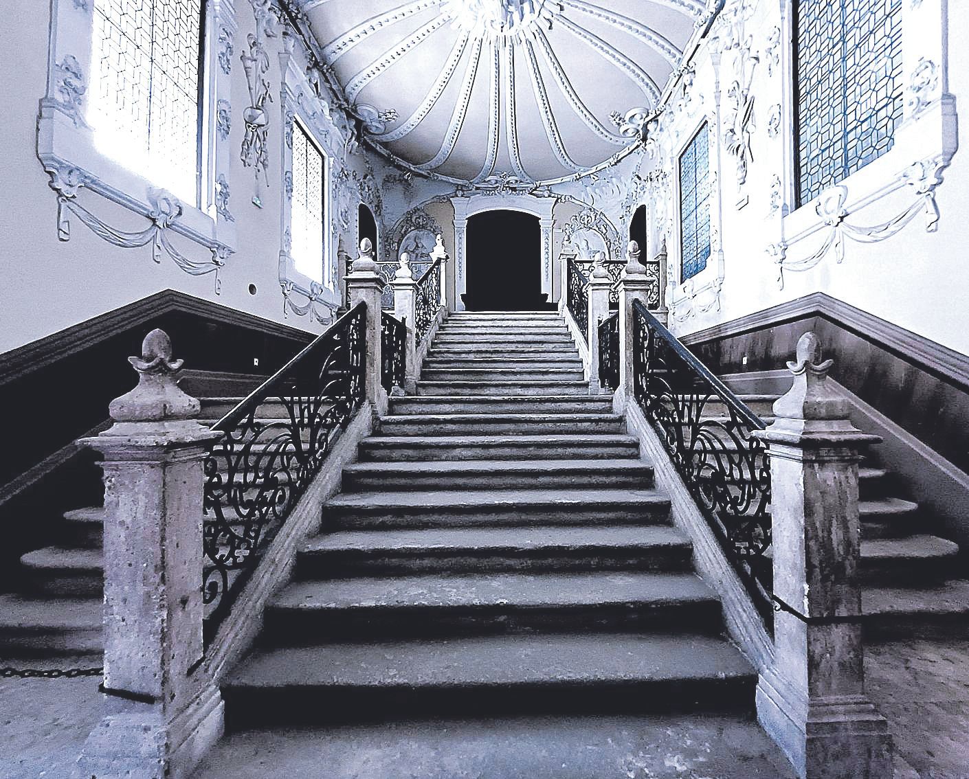 Escalinata del edificio de la antigua Biblioteca Provincial