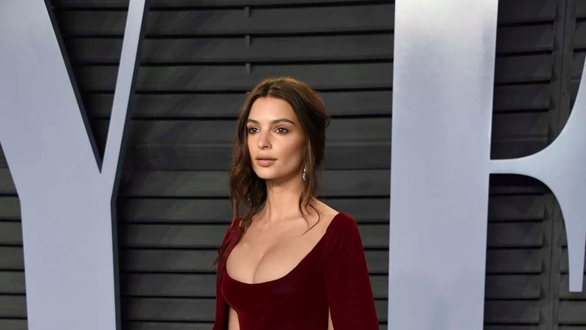 Emily Ratajkowski apostó por el terciopelo color granate para ir a la fiesta Vanity Fair tras los Oscar