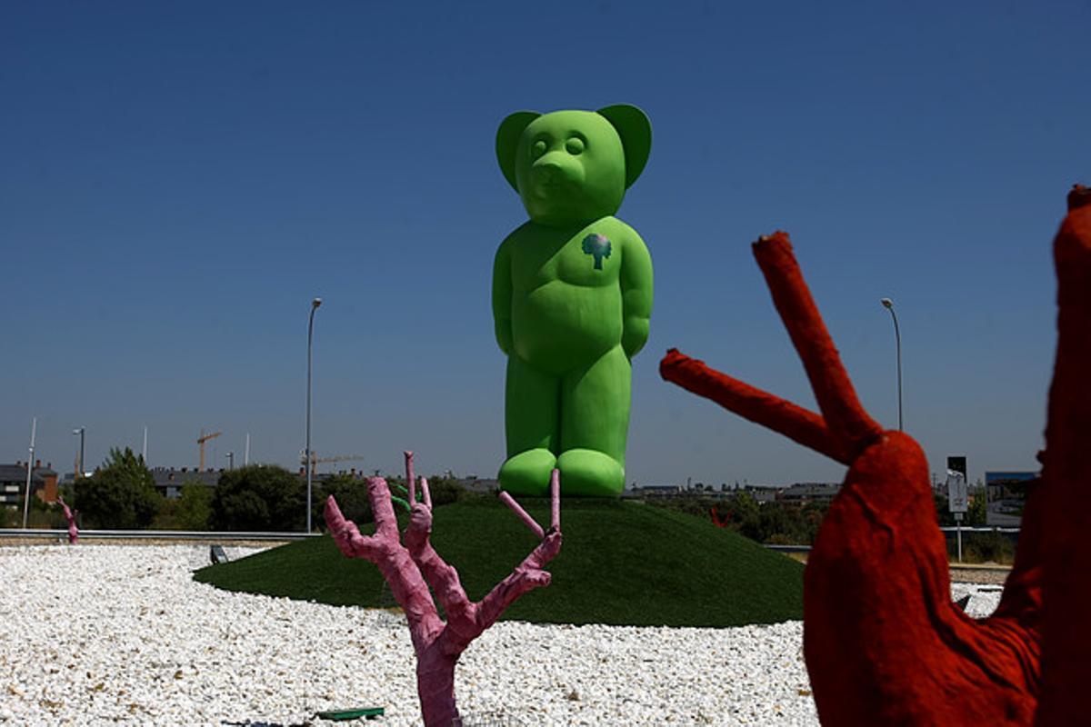 Un ós gegant de color verd no passa desapercebut en una de les tres rotondes que distribueixen el trànsit entre Boadilla del Monte i Majadahonda, a prop de la M-50.