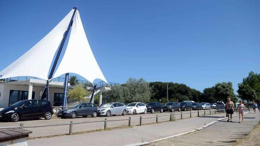 El centro de usos náuticos está situado en la playa de O Bao. // Noé Parga