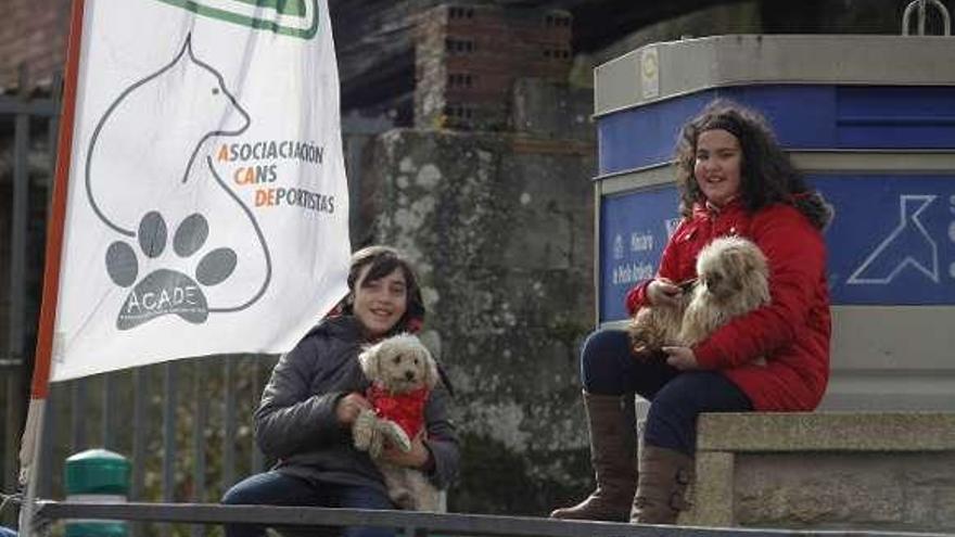 Dos jóvenes presenciaron el torneo con sus mascotas.  // Bernabé/Gutier