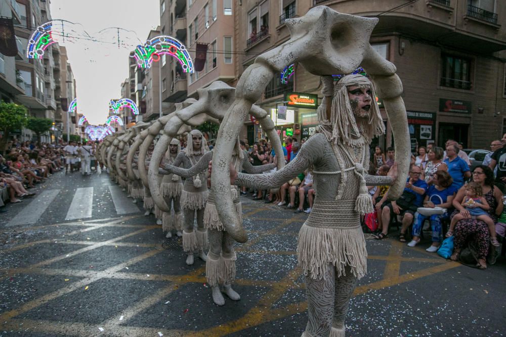 Los Benimerines abren los desfiles con un boato de más de 200 personas marcado por un espectáculo cautivador y las danzas salvajes