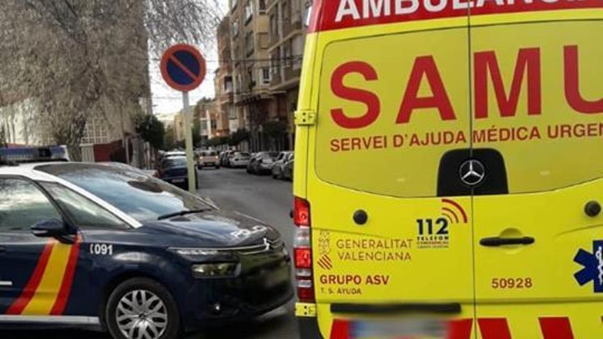 El coche patrulla y la ambulancia del Samu en el lugar del suceso