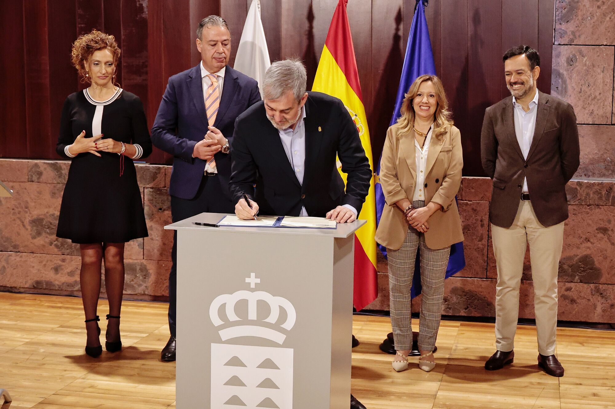 El presidente de Canarias, Fernando Clavijo, y su homóloga en el Cabildo de Tenerife, Rosa Dávila, firman un convenio de cooperación en materia de vivienda.

