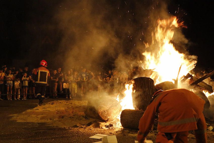 Cientos de zamoranos se reúnen en torno al fuego y