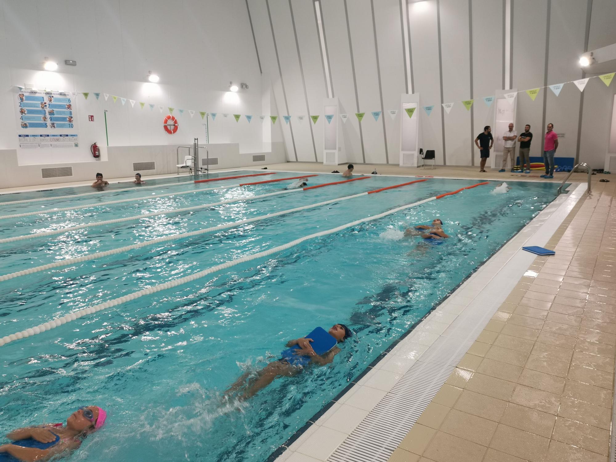 Inicio de los cursos de natación en la piscina de As Lagoas, en Bueu