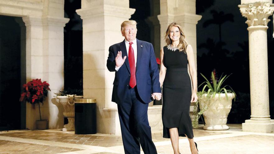 Trump y su esposa, Melania, en Mar-a-Lago, el resort del magnate en Palm Beach (Florida). // Reuters