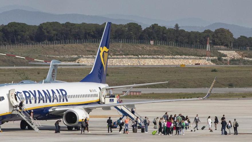 El Parlament insta el Govern a revisar el compliment dels contractes turístics signats amb Ryanair