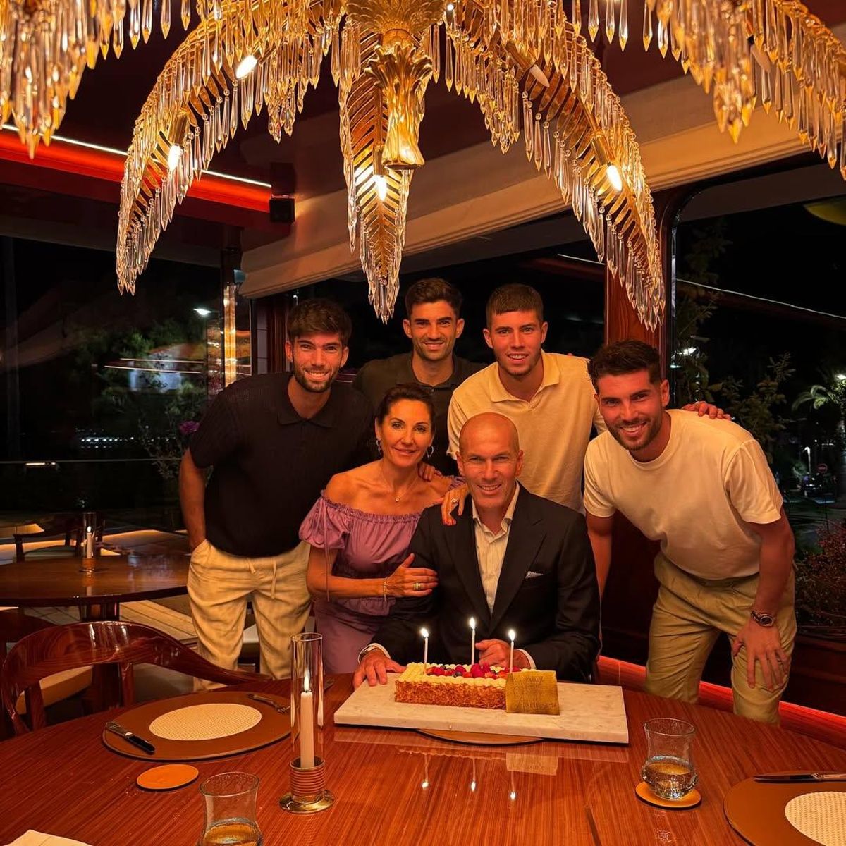 Los 'Zidane', con el blanquiverde Theo, celebran sus vacaciones en Tanzania.
